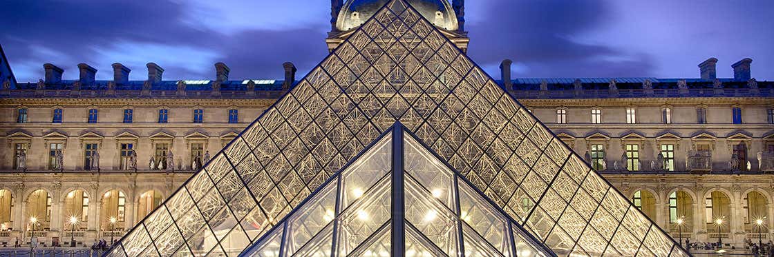 History of the Musee du Louvre museum in Paris France