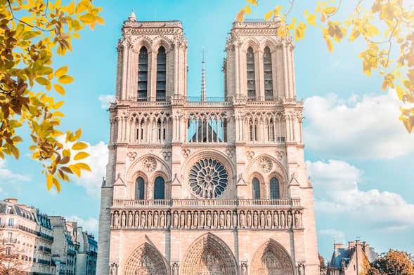 Île de la Cité & Exterior of Notre Dame Cathedral Tour + Entrance to the Crypt